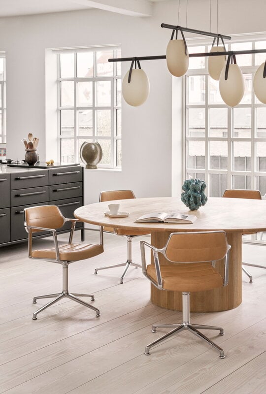 Vipp 453+ Swivel chair, polished frame - camel leather, with gliders, decoration image
