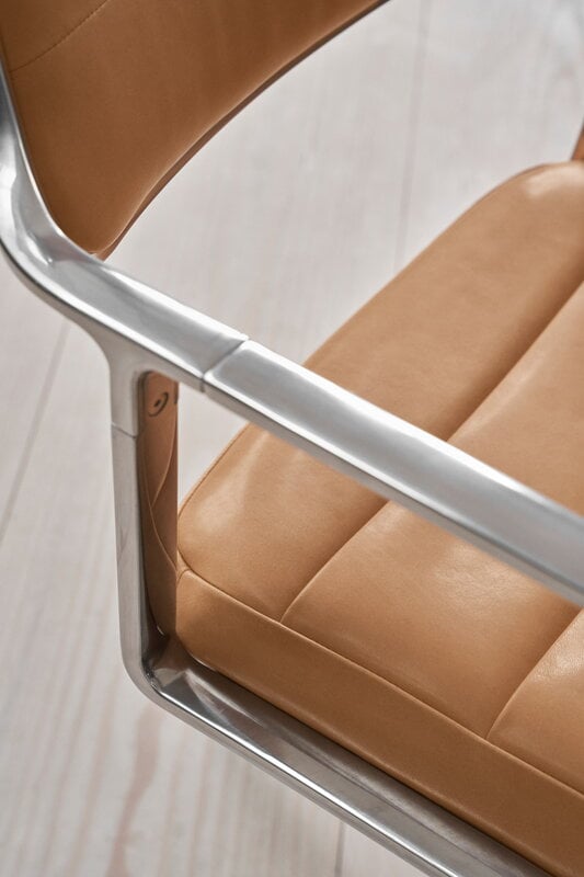 Vipp 453+ Swivel chair, polished frame - camel leather, with gliders, decoration image