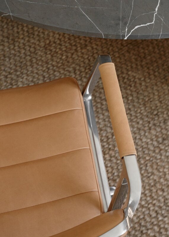 Vipp 453+ Swivel chair, polished frame - camel leather, with gliders, decoration image