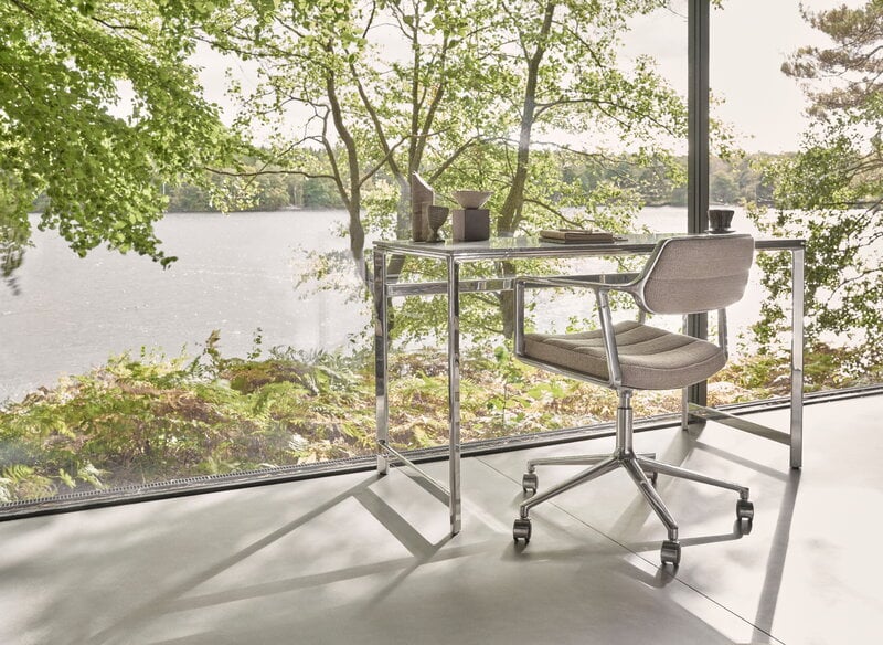 Vipp 453+ Silla giratoria, estructura pulida - Tide dark sand, con ruedas, imagen de decoración