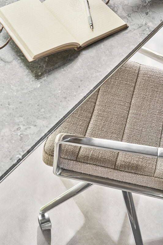 Vipp 453+ Silla giratoria, estructura pulida - Tide dark sand, con ruedas, imagen de decoración
