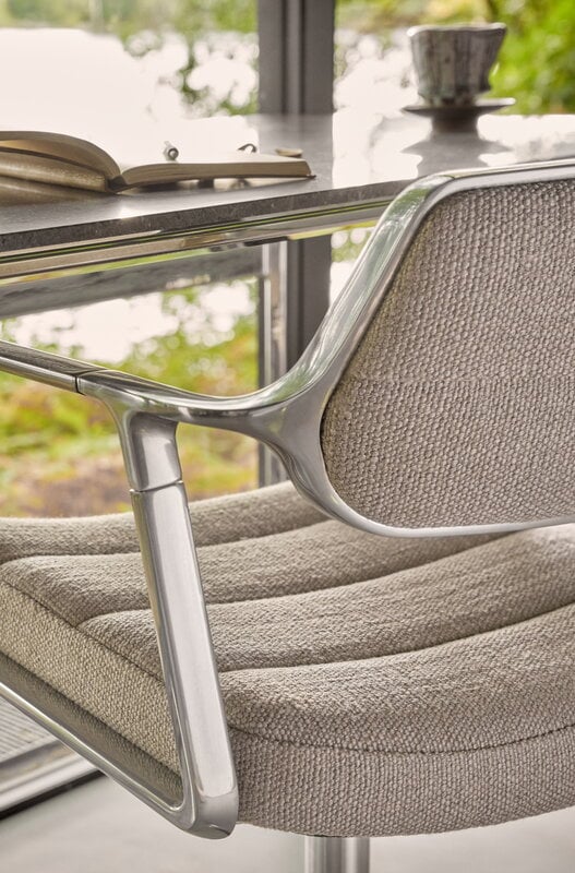 Vipp 453+ Silla giratoria, estructura pulida - Tide dark sand, con ruedas, imagen de decoración