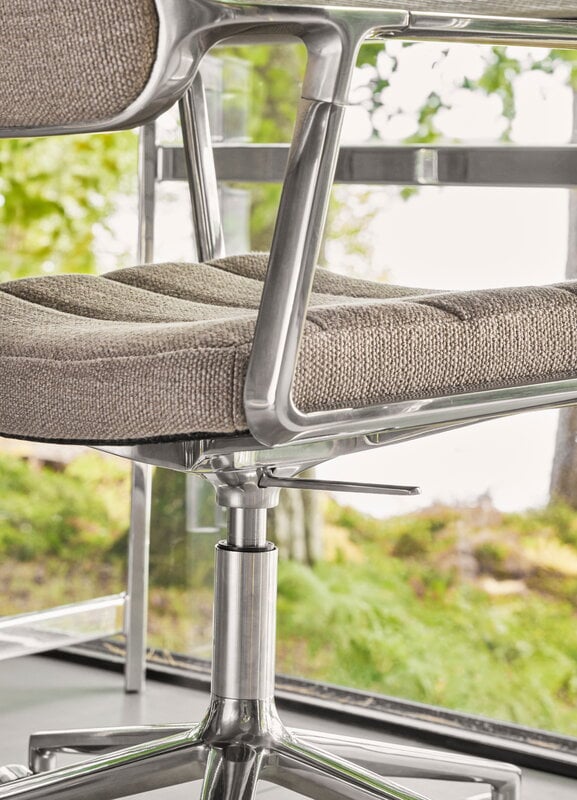 Vipp 453+ Silla giratoria, estructura pulida - Tide dark sand, con ruedas, imagen de decoración