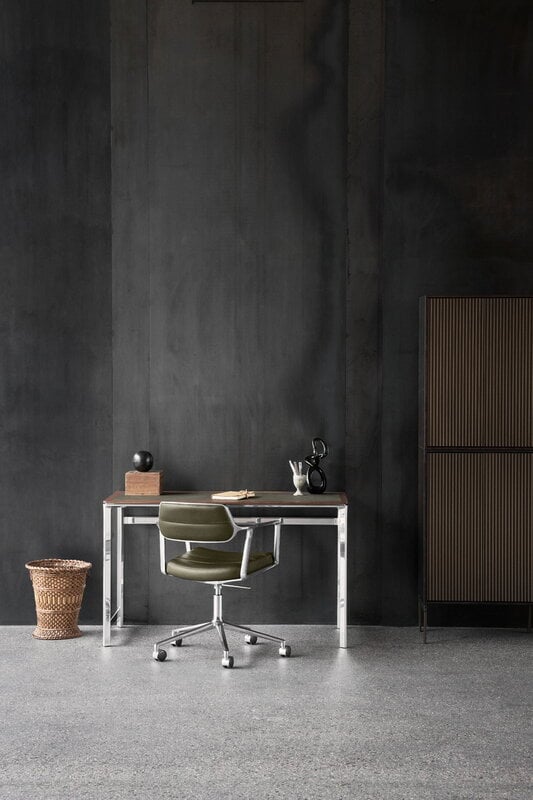 Vipp 453+ Swivel chair, polished frame - bosco green leather, with castors, decoration image