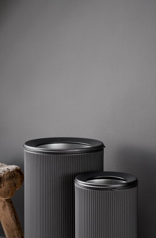 Vipp VIPP18 öppen toppsoptunna, 22 L, svart - svart lock, dekorationsbild