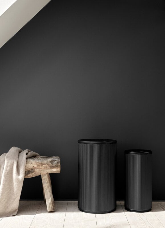 Vipp VIPP18 öppen toppsoptunna, 22 L, svart - svart lock, dekorationsbild