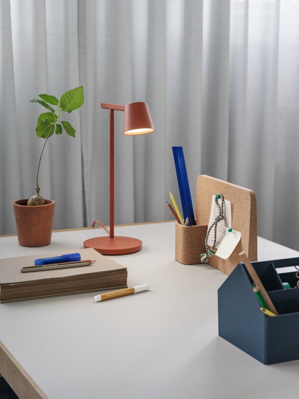 Muuto Tip bordslampa, copper brown, dekorationsbild