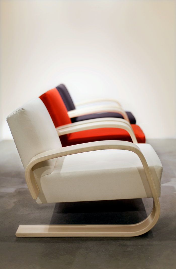 Readingcorner Details Artek White Black Red Birch Aalto liounge chairs