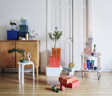 Joulu Artek Ferm Living Hay Iittala Menu Muuto Normann Copenhagen Stelton Skandinavisk Tom Dixon Valkoinen Messinki Punainen Turkoosi Sininen Kupari Vihreä Musta Koivu Teräs Saarni Keramiikka Lasi Marmori Aalto jakkarat Box Box Lup Nappula Vakka Norm Wire Elevated Block Theo Etch Scent Stone