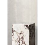 Audo Copenhagen Table cubique Plinth, marbre Calacatta Viola