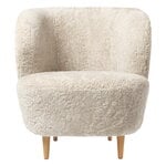GUBI Stay lounge chair, small, Moonlight sheepskin - oak