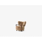 &Tradition Wulff ATD2 Sessel und Pouf, Honig Schaffell 50 mm - Nussbaum