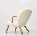 Paustian Arctander chair with armrest, Offwhite sheepskin - lacquered oak