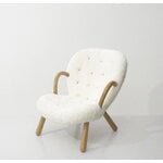 Paustian Arctander chair with armrest, Offwhite sheepskin - lacquered oak