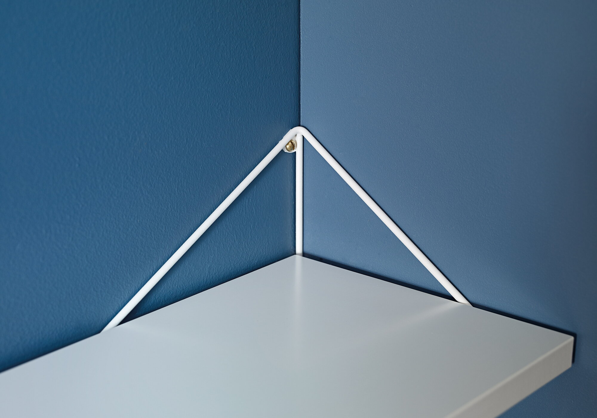 Maze Pythagoras L shelf, 80 x 27 cm, white | Finnish Design Shop