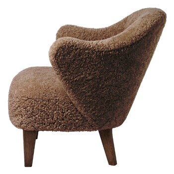 Audo Copenhagen Ingeborg lounge chair, Sahara sheepskin - smoked oak