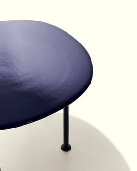 GUBI Table basse Carmel, 60 x 60 cm, noir semi-mat - bleu Pacifique