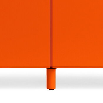 String Furniture Relief Kommode mit Beinen, niedrig, Orange