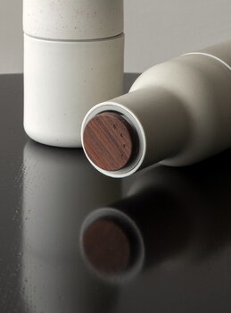 Audo Copenhagen Flaschenförmige Gewürzmühlen, 2 Stück, Keramik, Sandfarben – Nus