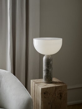 New Works Kizu stor bordslampa, grå marmor