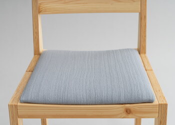 Vaarnii 016 Maasto tuoli, istuinverhoiltu, mänty - harmaa Kvadrat Alle, tuotteen lisäkuva
