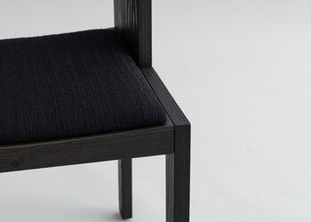 Vaarnii 016 Maasto dining arm chair, upholstered, black - black Kvadrat Alle, extra image