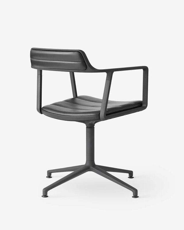 Vipp 452 Swivel tuoli, musta runko - musta nahka, jalkatallat, näkymä 3