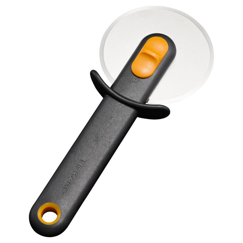 Fiskars Functional Form pizza wheel, view 4