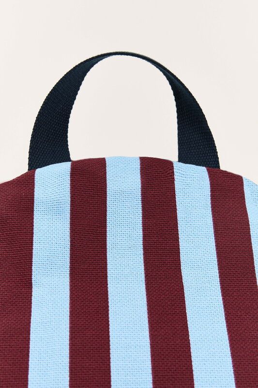 Nobodinoz Bliss Long pouf per bambini, righe blu bordeaux, vista 6