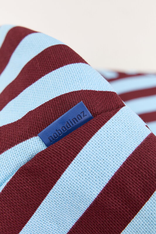 Nobodinoz Bliss Long pouf per bambini, righe blu bordeaux, vista 5