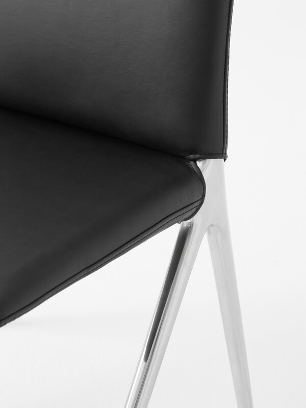 &Tradition Kape IF7 chaise, aluminium poli - cuir Noble noir, image extra