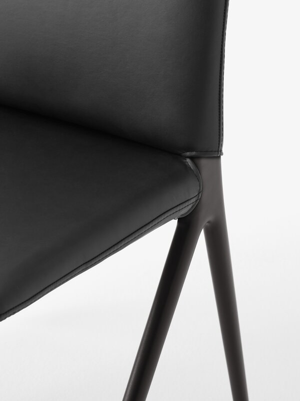 &Tradition Kape IF7 chair, warm black - black Noble leather, extra image