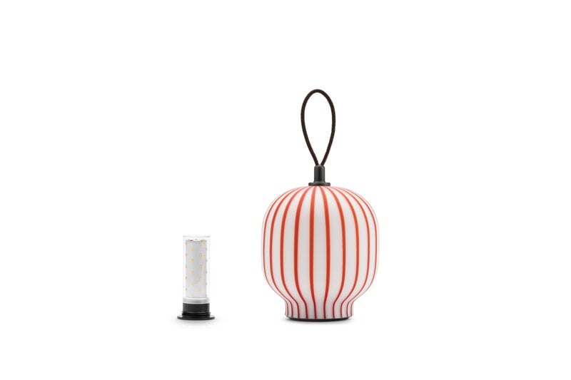 Established & Sons  Filigrana Lantern ladattava pöytävalaisin, punaraitainen, näkymä 4