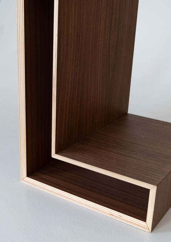 Maze L-shelf seinähylly, pähkinä, näkymä 3
