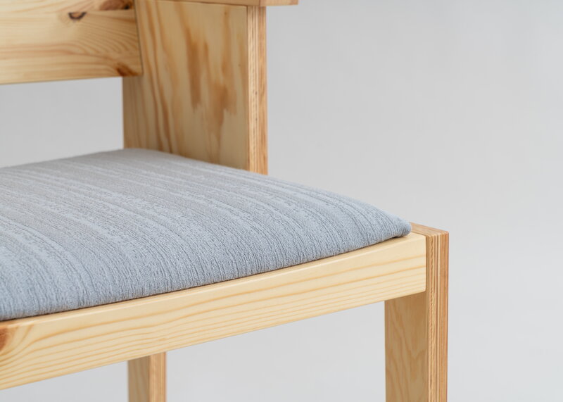 Vaarnii 016 Maasto dining arm chair, seat upholstered, pine - grey Kvadrat Alle, extra image