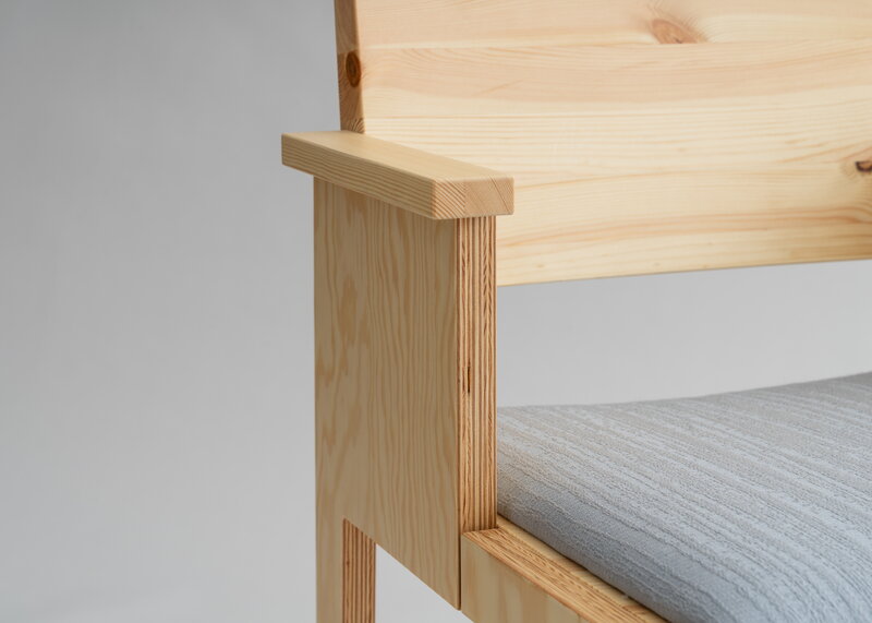Vaarnii 016 Maasto dining arm chair, seat upholstered, pine - grey Kvadrat Alle, extra image