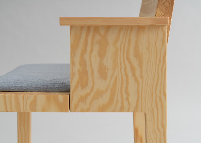 Vaarnii 016 Maasto dining arm chair, seat upholstered, pine - grey Kvadrat Alle, extra image