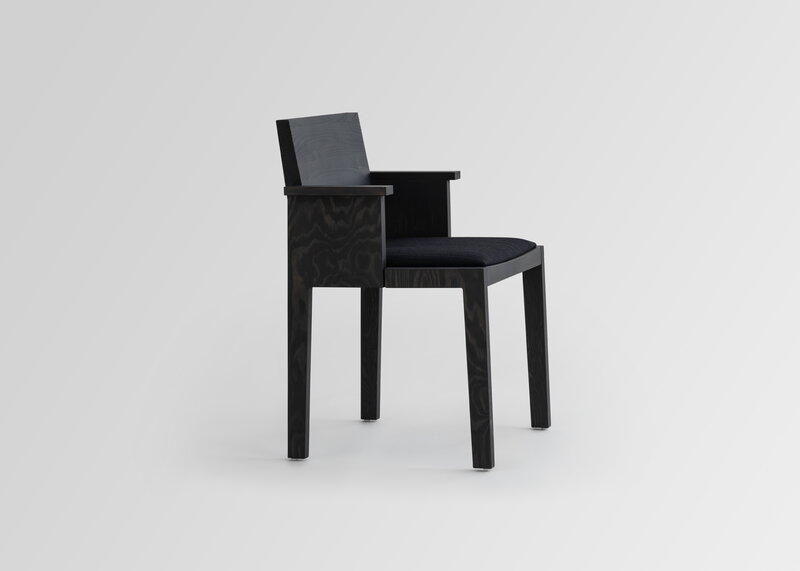 Vaarnii 016 Maasto dining arm chair, seat upholstered, black - black Kvadrat Alle, extra image