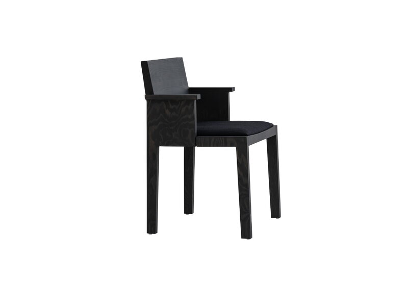 Vaarnii 016 Maasto dining arm chair, seat upholstered, black - black Kvadrat Alle, extra image