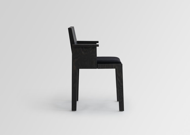 Vaarnii 016 Maasto dining arm chair, seat upholstered, black - black Kvadrat Alle, extra image