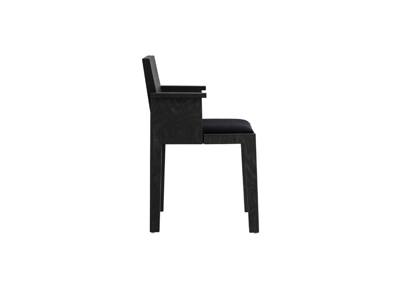 Vaarnii 016 Maasto dining arm chair, seat upholstered, black - black Kvadrat Alle, extra image