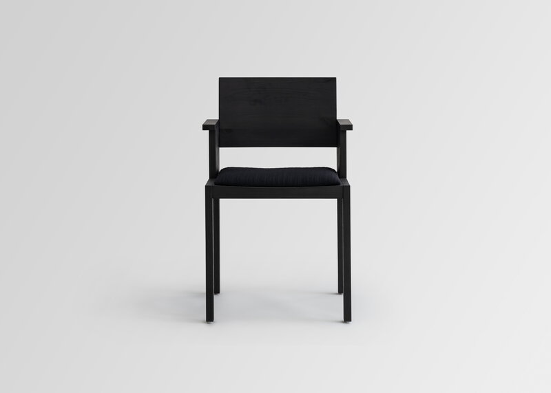 Vaarnii 016 Maasto dining arm chair, seat upholstered, black - black Kvadrat Alle, extra image