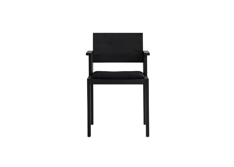 Vaarnii 016 Maasto dining arm chair, seat upholstered, black - black Kvadrat Alle, extra image