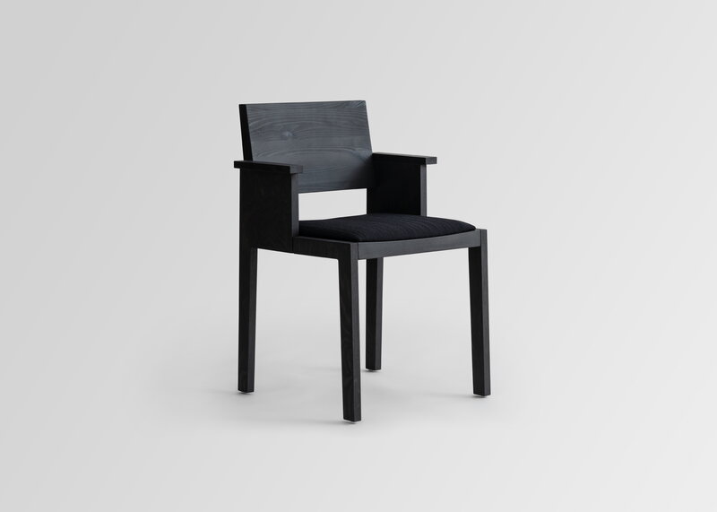 Vaarnii 016 Maasto dining arm chair, seat upholstered, black - black Kvadrat Alle, extra image