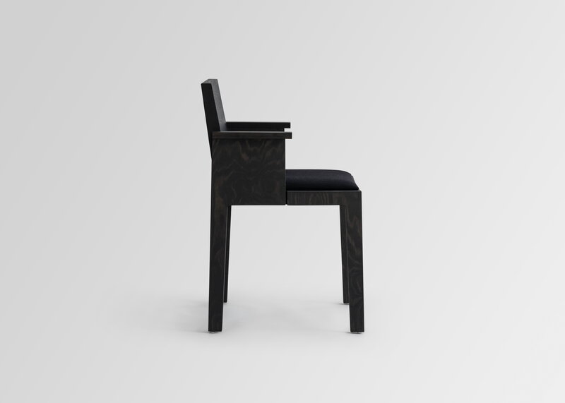 Vaarnii 016 Maasto dining arm chair, seat upholstered, black - black Kvadrat Alle, extra image