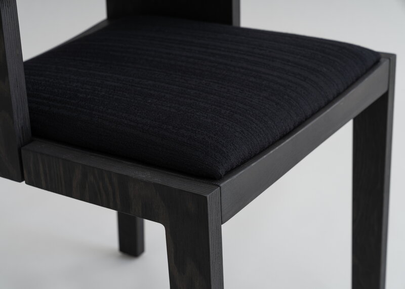 Vaarnii 016 Maasto dining arm chair, seat upholstered, black - black Kvadrat Alle, extra image