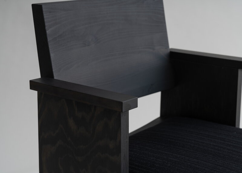 Vaarnii 016 Maasto dining arm chair, seat upholstered, black - black Kvadrat Alle, extra image