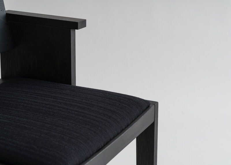 Vaarnii 016 Maasto dining arm chair, seat upholstered, black - black Kvadrat Alle, extra image
