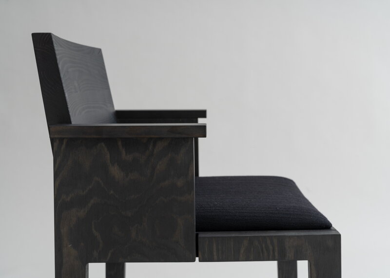 Vaarnii 016 Maasto dining arm chair, seat upholstered, black - black Kvadrat Alle, extra image