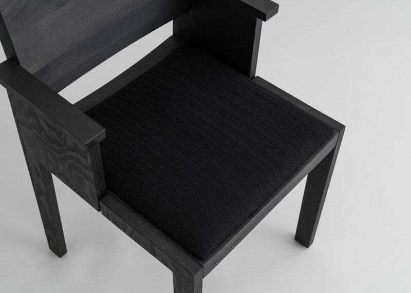 Vaarnii 016 Maasto dining arm chair, seat upholstered, black - black Kvadrat Alle, extra image